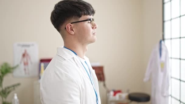 Jeune Homme Hispanique Médecin Souriant Confiant Portant Stéthoscope Clinique — Video
