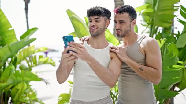 Två Män Par Ler Säker Göra Selfie Med Smartphone Parken — Stockvideo