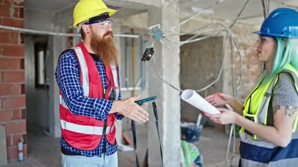 Bauarbeiter Geben Sich Auf Baustelle Mit Touchpad Die Hand — Stockvideo
