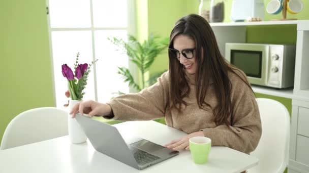 Mulher Hispânica Bonita Usando Laptop Sentado Mesa Sala Jantar — Vídeo de Stock