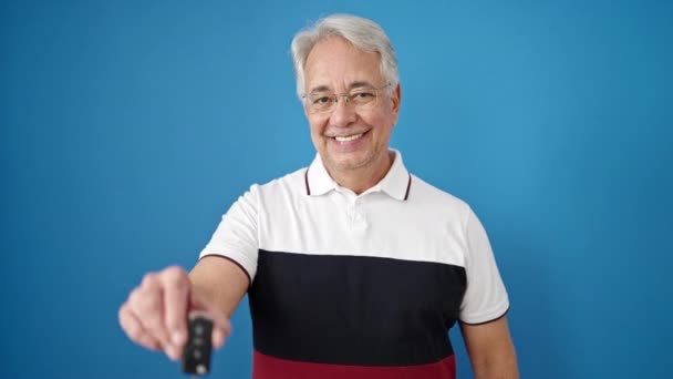 Homem Meia Idade Com Cabelos Grisalhos Sorrindo Confiante Segurando Chave — Vídeo de Stock