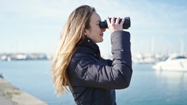 Young Caucasian Woman Smiling Confident Using Binoculars Seaside — Stock Video