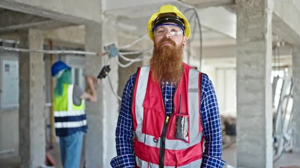 Homem Mulher Construtores Com Braços Cruzados Gesto Trabalho Canteiro Obras — Vídeo de Stock