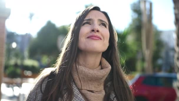 Mooie Spaanse Vrouw Glimlachend Vol Vertrouwen Kijkend Naar Lucht Straat — Stockvideo