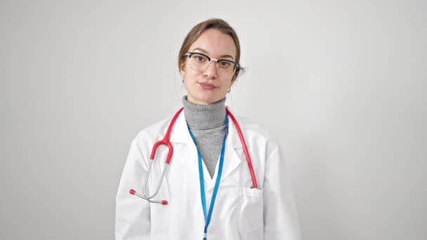 Ung Kaukasiska Kvinna Läkare Gör Med Handen Bröstet Över Isolerad — Stockvideo