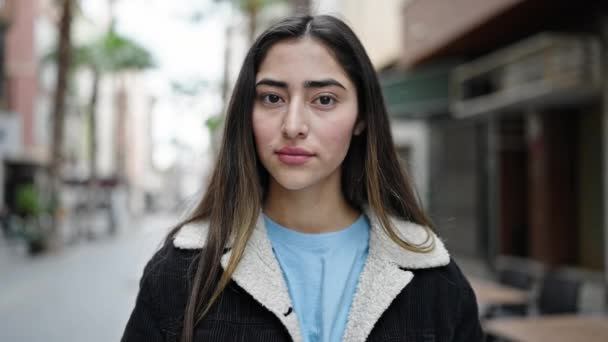Joven Mujer Hispana Hermosa Pie Con Expresión Seria Diciendo Con — Vídeo de stock