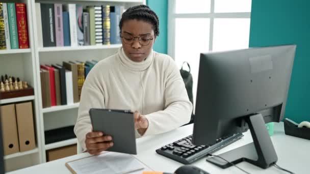 Estudante Afro Americana Usando Touchpad Estudando Universidade Biblioteca — Vídeo de Stock