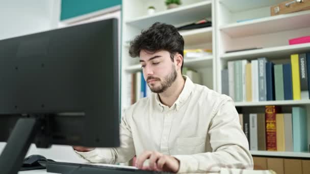 Giovane Studente Uomo Ispanico Stressato Utilizzando Computer Che Studia Presso — Video Stock