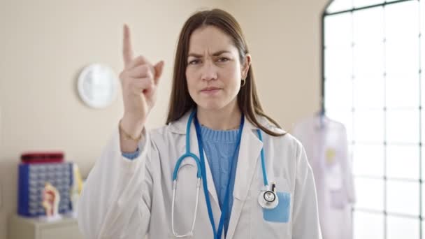 Νεαρή Καυκάσια Γιατρός Λέει Όχι Δάχτυλο Στην Κλινική — Αρχείο Βίντεο