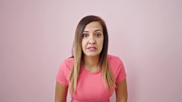 Soyutlanmış Pembe Arka Planda Kazanan Yüz Ifadesiyle Duran Ortadoğulu Kadın — Stok video