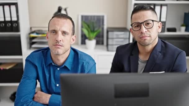 Двое Бизнесменов Работающих Расслабленным Выражением Лица Офисе — стоковое видео
