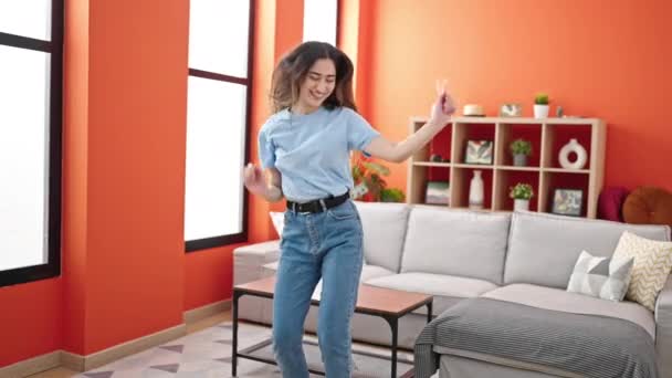 Junge Schöne Hispanische Frau Lächelt Zuversichtlich Tanzen Hause — Stockvideo
