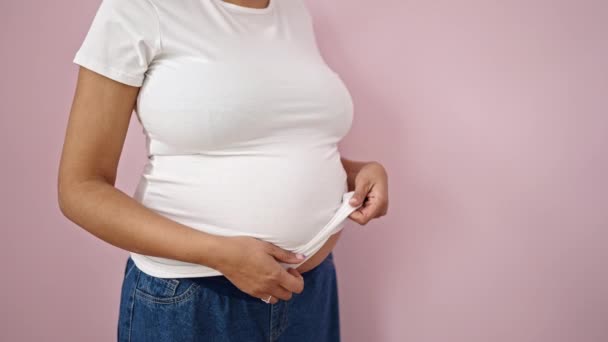 Ung Gravid Kvinna Som Har Läkarundersökning Med Stetoskop Över Isolerade — Stockvideo