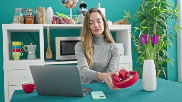Молода Біла Жінка Використовує Ноутбук Навушники Сидячи Столі Їдальні — стокове відео