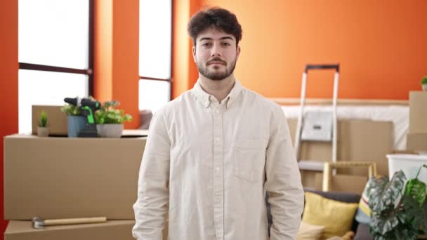 Νεαρός Ισπανός Χαμογελαστός Αυτοπεποίθηση Στέκεται Σταυρωμένα Χέρια Στο Νέο Σπίτι — Αρχείο Βίντεο