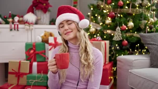 Genç Sarışın Kadın Noel Kutluyor Müzik Dinliyor Evde Kahve Içiyor — Stok video