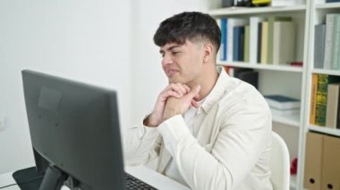 Latin Amerikalı genç bir öğrenci kütüphane üniversitesinde 