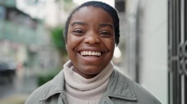 Sokakta kendine güvenen Afrikalı Amerikalı kadın gülümsüyor