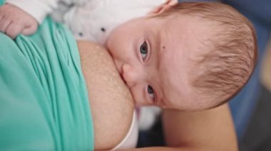 Beyaz kız bebek emziriyor.