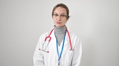 Kafkasyalı genç kadın doktor izole edilmiş beyaz arka plan üzerinde haplar tutuyor.