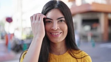 Sokakta kendine güvenen güzel İspanyol bir kadın.