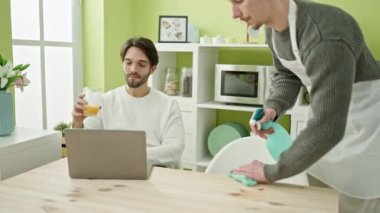 İki erkek yemek salonunda portakal suyu içiyorlar.