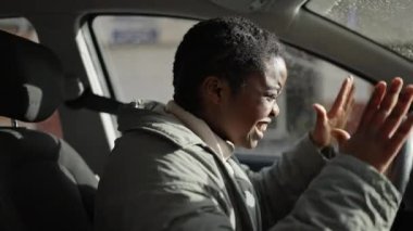 Afrikalı Amerikalı kadın sokakta araba sürerken strese girdi