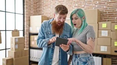 Erkek ve kadın ekomünikasyon işçileri ofiste birbirlerine sarılmak için dokunmatik bir ifade kullanıyorlar.