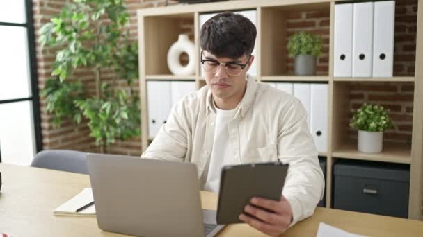 Joven Trabajador Negocios Hispano Usando Laptop Touchpad Trabajando Oficina — Vídeos de Stock