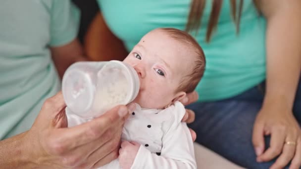 Caucasiano Bebê Menina Beber Leite Mamadeira — Vídeo de Stock