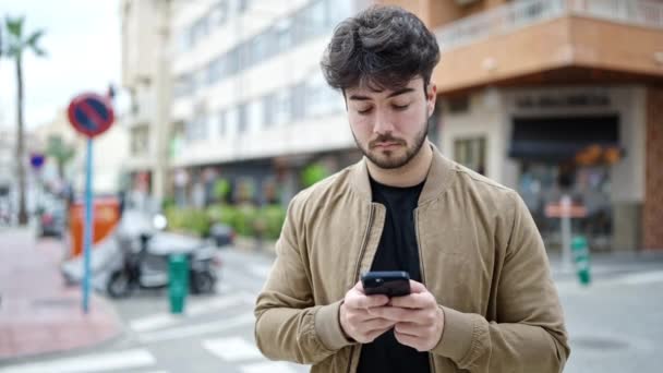 Jovem Hispânico Homem Usando Smartphone Sorrindo Rua — Vídeo de Stock
