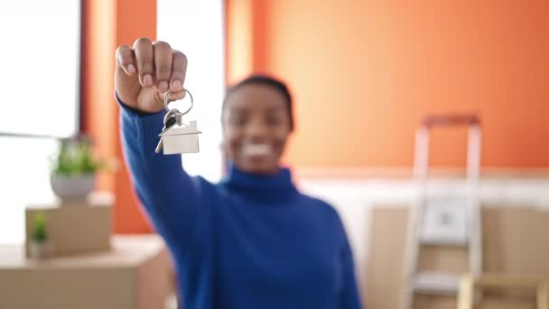 Afroamerikanerin Lächelt Zuversichtlich Und Hält Neuen Hausschlüssel Der Hand — Stockvideo