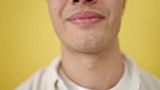Młody Latynos Człowiek Zbliżenie Uśmiech Odizolowanym Żółtym Tle — Wideo stockowe