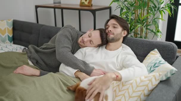 Dos Hombres Pareja Abrazándose Uno Otro Relajándose Sofá Con Perro — Vídeos de Stock