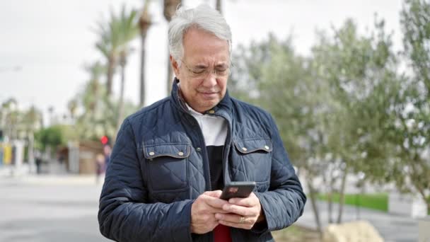 Homem Meia Idade Com Cabelos Grisalhos Usando Smartphone Parque — Vídeo de Stock