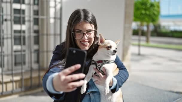 Junge Hispanische Frau Mit Chihuahua Hund Lächelt Selbstbewusst Mit Smartphone — Stockvideo