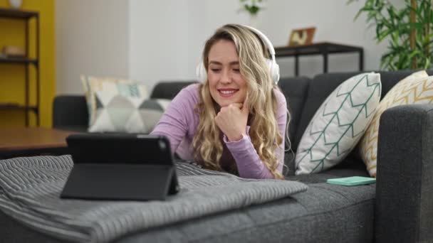 Mujer Rubia Joven Viendo Película Touchpad Tumbado Sofá Casa — Vídeos de Stock