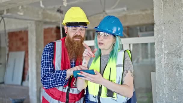 Constructores Hombres Mujeres Usando Teléfonos Inteligentes Trabajando Sitio Construcción — Vídeos de Stock