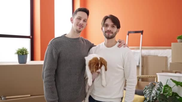 Dos Hombres Abrazan Abrazándose Uno Otro Sosteniendo Perro Pizarra Nuevo — Vídeos de Stock