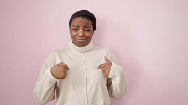 アフリカ系アメリカ人の女性はピンクの背景を指差す指がないと言う — ストック動画