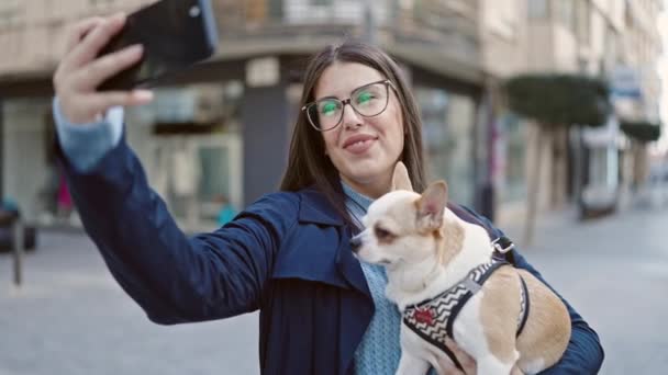 Молода Іспаномовна Жінка Собакою Чихуахуа Посміхається Впевнено Роблячи Селфі Картинку — стокове відео