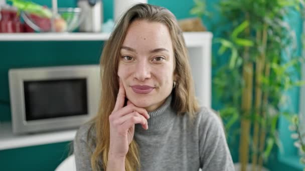 Junge Kaukasierin Lächelt Selbstbewusst Tisch Esszimmer — Stockvideo