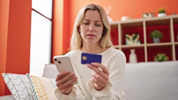 Mujer Rubia Joven Compras Con Teléfono Inteligente Tarjeta Crédito Sentado — Vídeos de Stock