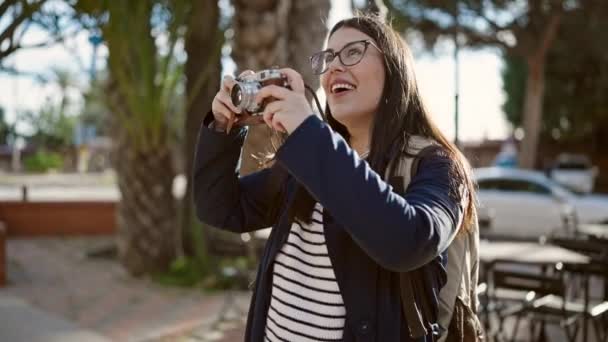 Sırt Çantalı Genç Spanyol Kadın Turist Sokakta Kamerayla Fotoğraf Çekiyor — Stok video