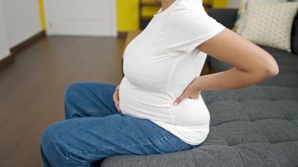 Junge Schwangere Leidet Unter Rückenschmerzen Wenn Sie Hause Auf Dem — Stockvideo