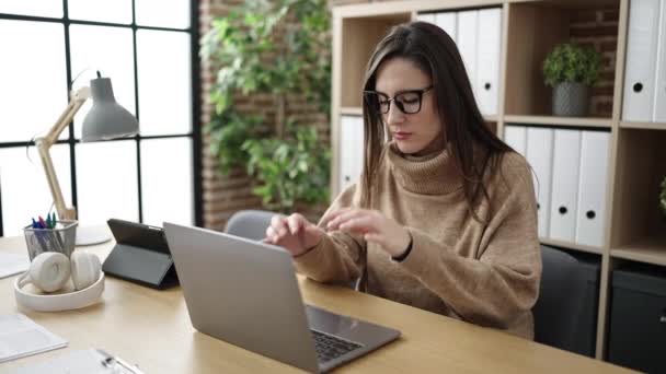Hermosa Mujer Hispana Trabajadora Negocios Estresada Usando Laptop Oficina — Vídeos de Stock
