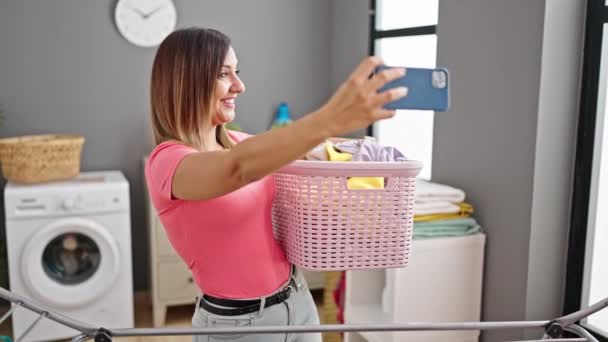 Bliskowschodnia Kobieta Uśmiecha Się Trzymając Kosz Ubraniami Robiąc Selfie Pralni — Wideo stockowe