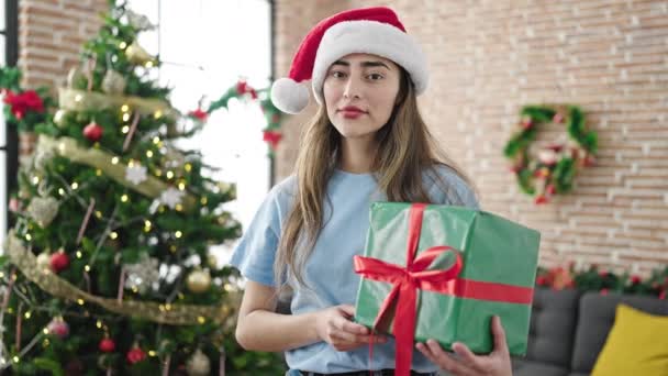 Νεαρή Όμορφη Ισπανόφωνη Γυναίκα Γιορτάζει Χριστούγεννα Κρατώντας Δώρο Στο Σπίτι — Αρχείο Βίντεο