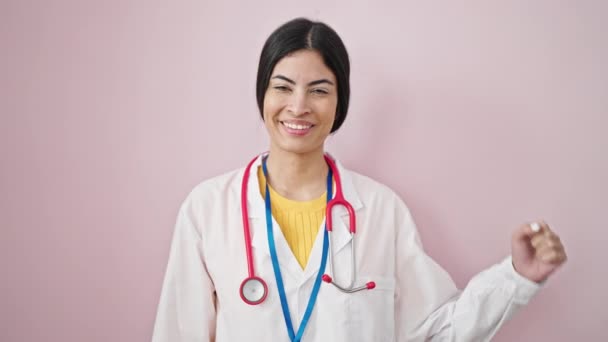 Νεαρή Όμορφη Ισπανίδα Γιατρός Χαμογελά Σίγουρος Κάνει Ισχυρή Χειρονομία Πάνω — Αρχείο Βίντεο
