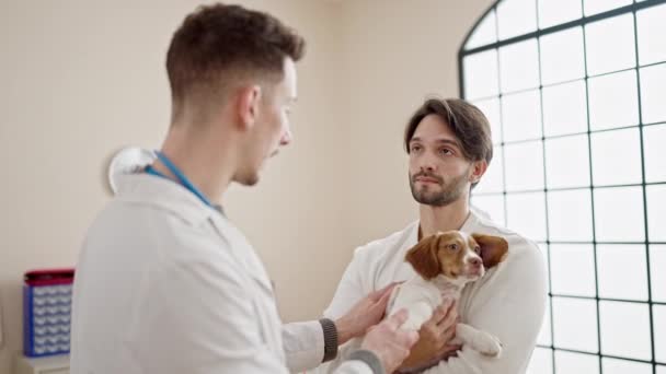Deux Hommes Caressant Chien Parlant Clinique Vétérinaire — Video